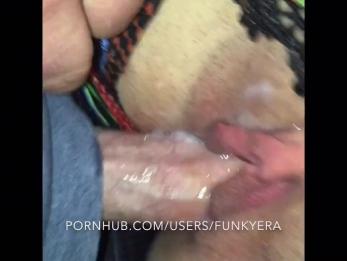 TEEN PLAYING POKEMON GO (FUCKS STANGER) ловит сперму с ее кремовой киской!