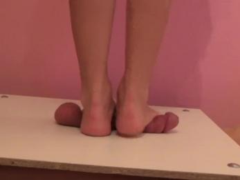 Петух под сексуальной ногой