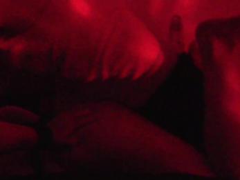 Любительская девушка сдержана и используется