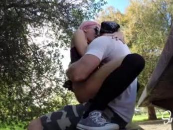 Pink Hair School Girl Быстрая ебля и глотать в общественном парке