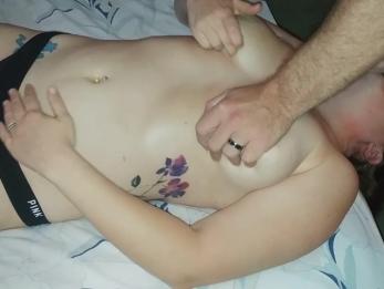 Бринн лижет мои яйца, пока я трахаюсь с ней Горло ебать, кляп, кончил.