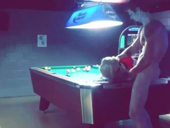 Горячая любительница трахается в публичном баре на Хэллоуин, кончается огромным кончом.