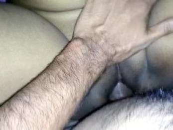 ИНДИЙСКАЯ настоящая жесткая тугая киска, большой член трахается на 100% в домашнем видео, но выглядит как профессионал?