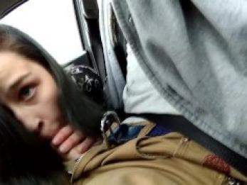 Highway Head - маленькая возбужденная хуесоска делает минет в машине за рулем