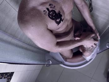 Грубый Facefuck в душе с татуированным мускулистым парнем