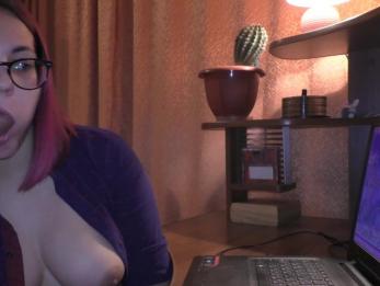 Девушка-геймер делает минет, не отвлекаясь от игры