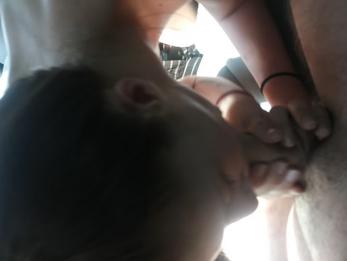 Ребенок дает папе неряшливую дорожную голову