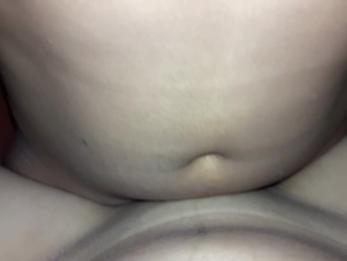 Юную латинку трахают и дважды получают сперму в киску