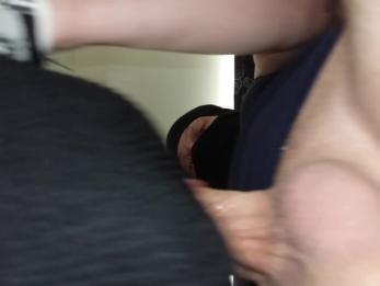 Глубокая глотка. Сука прыгает на фаллоимитатор и глотает все до капли.