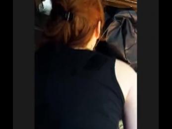 Рыжую шлюху трахают на улице Рыжую шлюху трахают на улице