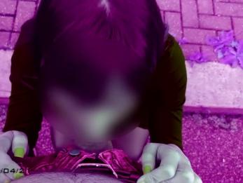 Быстрый трах в чулках посреди улицы ради немного спермы