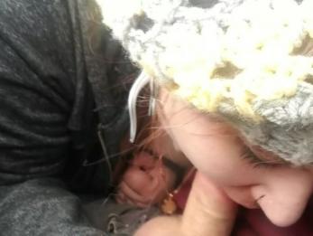 Подруга с большими сиськами сосет член на автостоянке