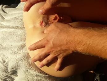 orgasme au coucher du soleil chatte fontaine mouill&eacute;e bien &eacute;cart&eacute;e