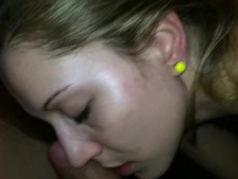 Он взял его из моей задницы и кончил мне в рот