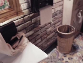 Симпатичная молодая девушка сосет член и глотает сперму в общественном туалете!