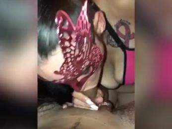 Snowbunny делает грязный минет с глубокой глоткой и взрывом спермы, часть 1