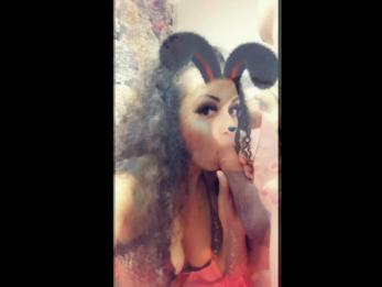 милая девушка-вампир сосет каждую каплю из своей жертвы на Snapchat!