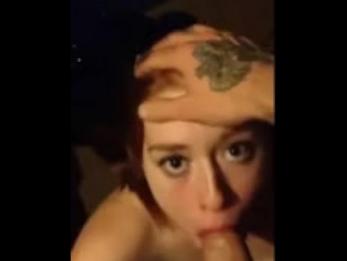 Огромный член кончает ей на лицо