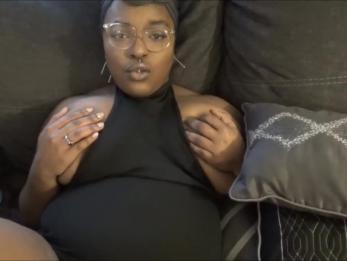 соблазнительная чернокожая девушка трахнулась и трахнулась