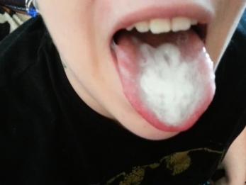 Неоновые волосы Cumslut высасывает еду и показывает свою большую ласточку @ 5: 00