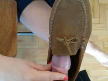 Камминг на школьные носки во время перемен, а также Shoefuck и sockjob