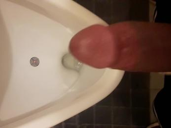 в туалете в школе играю с моим членом чуть не поймали