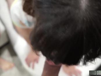 Бро убеждает свою маленькую сводную сестру сосать его &laquo;лоллипоп&raquo;