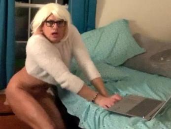 Сисси Транс имеет горячий камшот и ест его в ОГРОМНОМ марафоне с трахом в задницу дилдо!