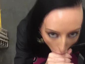 Разбитую тинку-шлюшку-шлюшку используют на автостоянке