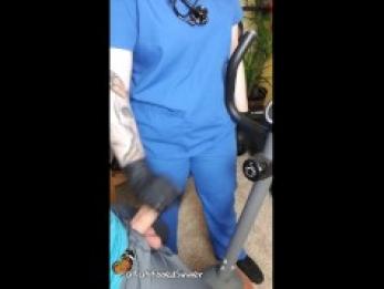 Посещение медсестры на дому: татуированная медсестра поощряет пациента реабилитации