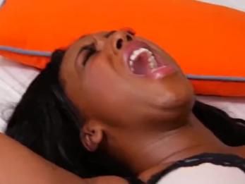 Черная девушка с большой попкой борется с хуем Anaconda