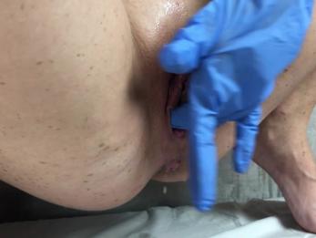 Сильный шприц и минет со спермой на лице / синие перчатки