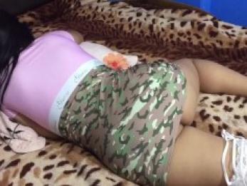 Малышка в маленьком платье трахнута сводным кузеном, очень мокрая киска (кремпай)