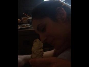 слизывая nutella с незнакомого члена