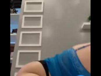 Это девушка