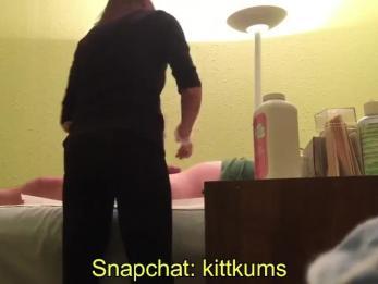 Девушка из воскового салона поглаживает жесткий член клиента по скрытой камере