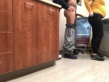 Головорез трахает беременную белую женщину в офисе доктора 365movies