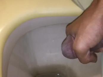 дрочить в туалете