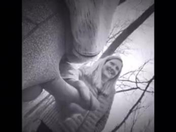 мигающий незнакомец в парке .......