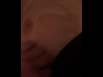 Худенькая бледная девушка внезапно становится возбужденной, слушая холодную волну