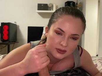 Сногсшибательная подружка делает минет и получает анал