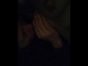 Кормлю своего мужчину грудью, прежде чем высосать сперму из его члена