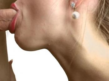 Вылизали яйца, член засосало, рот пульсировал - минет крупным планом