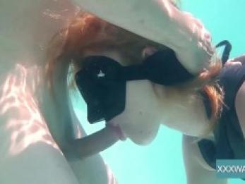 Плавательный бассейн сосет большой член от Marcie