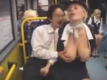 Сисястая белокурая стюардесса дрочит японского парня в автобусе