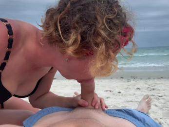 Глубокий минет на пляже, девушка в бикини сосет член, кончает в рот на природе