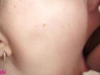 Подробный крупный план. Игра с сосанием члена крайней плотью. Оральный Creampie