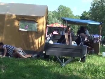 Пары делают публичный секс