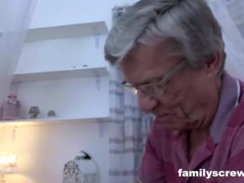 Дядя приносит GF, чтобы встретить семью