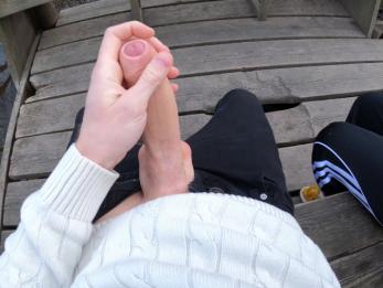 Поймал пока добить меня! Публичная мастурбация симпатичного подростка